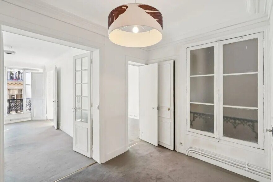 7 Rue Rougemont, Paris à louer - Photo de l’immeuble – Image 3 sur 9