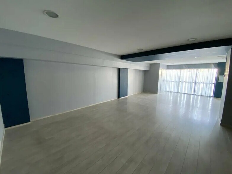 Local commercial dans Cagnes-sur-Mer à louer - Photo de l’immeuble – Image 2 sur 6