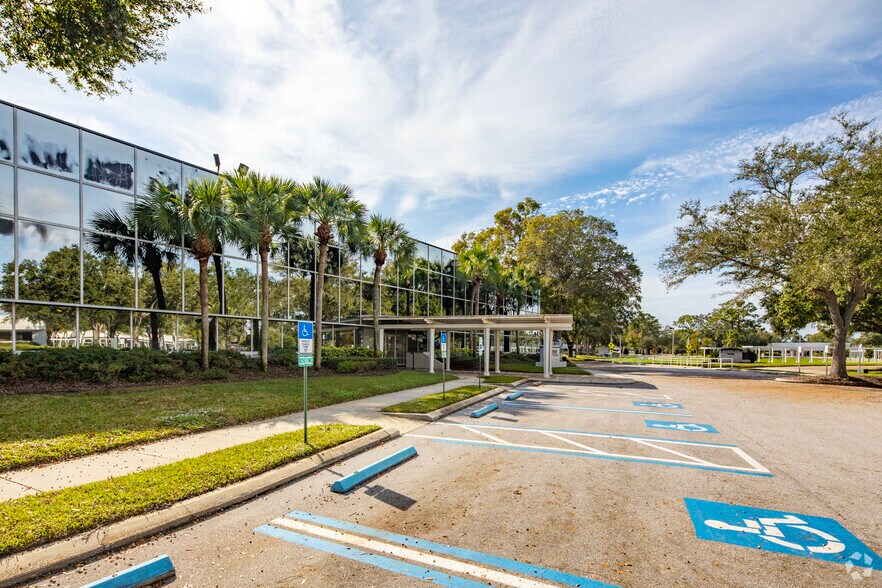 5520 W Idlewild Ave, Tampa, FL à louer - Photo de l’immeuble – Image 1 sur 9