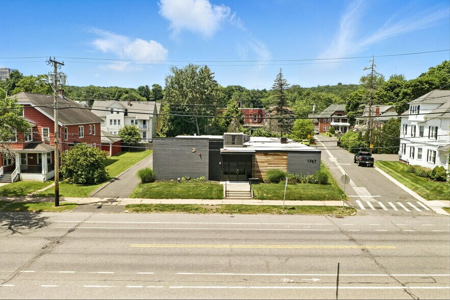 1767 Northampton St, Holyoke, MA à vendre - Photo de l’immeuble – Image 3 sur 22