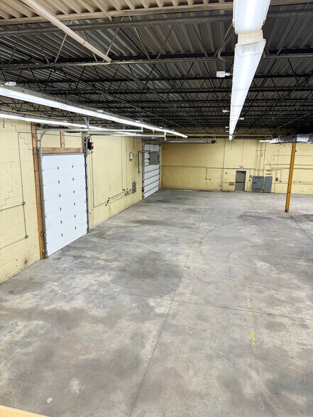 375 Renner Dr, Elgin, IL à louer - Photo de l’immeuble – Image 3 sur 7