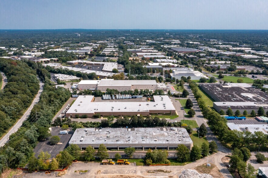 47 Mall Dr, Commack, NY à louer - Aérien – Image 2 sur 9