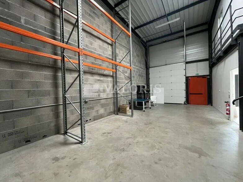 150 Rue Georges Charpak, Civrieux à louer - Photo de l’immeuble – Image 3 sur 6