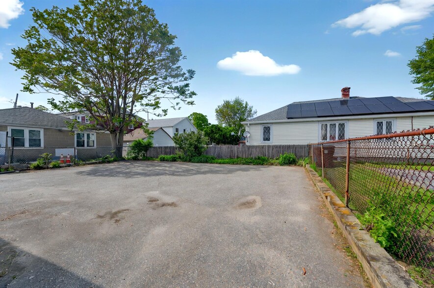 977 Mineral Spring Ave, North Providence, RI à vendre - Photo de l’immeuble – Image 3 sur 15