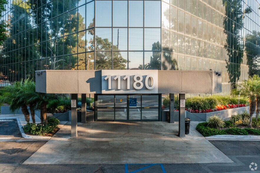 11180 Warner Ave, Fountain Valley, CA à louer - Photo de l’immeuble – Image 3 sur 5