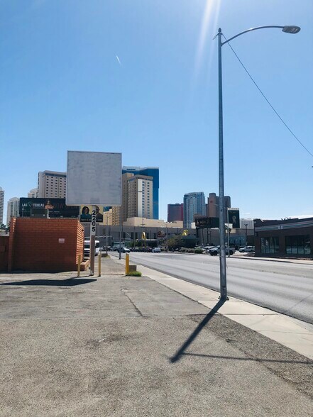 2123 Paradise Rd, Las Vegas, NV à vendre - Photo de l’immeuble – Image 2 sur 4