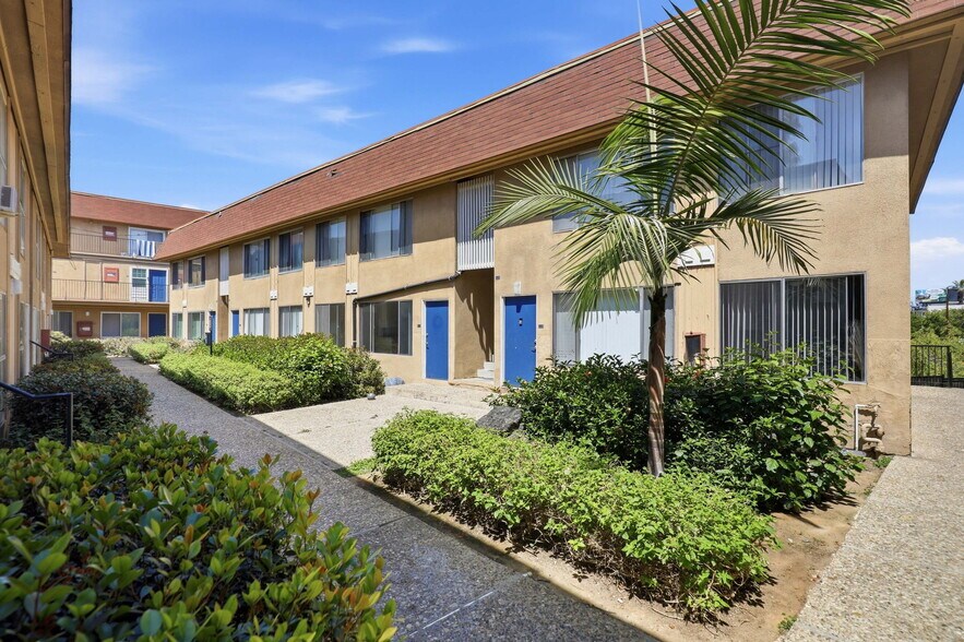 4881 Rolando Ct, San Diego, CA à vendre - Photo de l’immeuble – Image 3 sur 18
