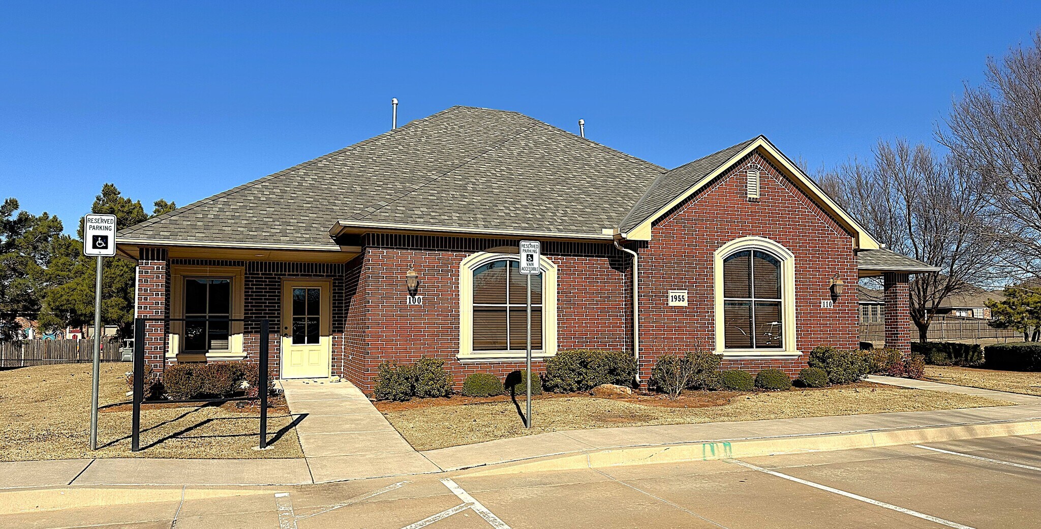 1955 W 33rd St, Edmond, OK à louer Photo principale– Image 1 sur 7