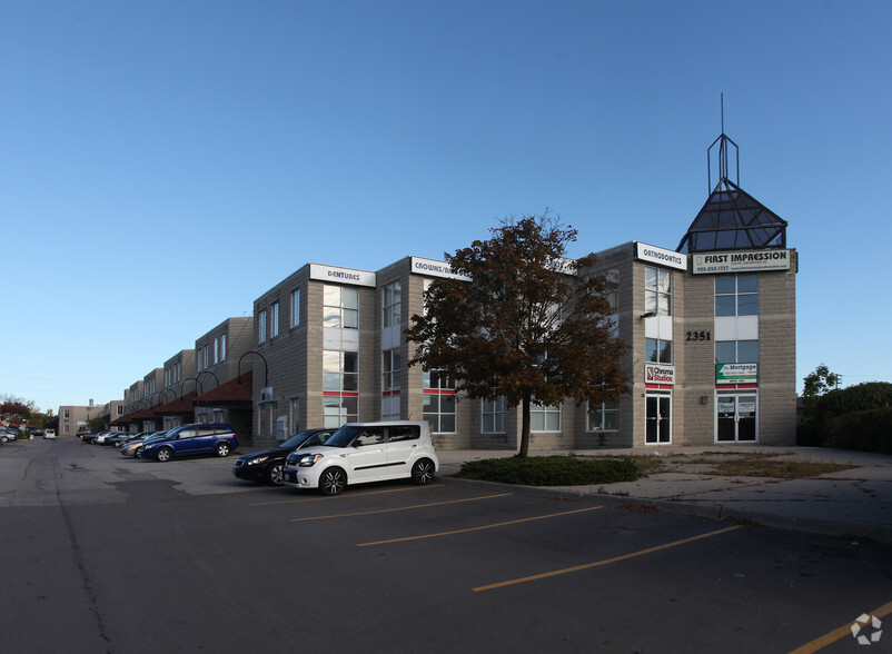 2351 Royal Windsor Dr, Mississauga, ON à vendre - Photo de l’immeuble – Image 3 sur 4