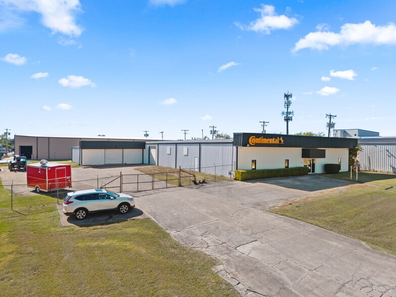 1200 N Commercial Blvd, Arlington, TX à louer - Photo principale – Image 1 sur 24