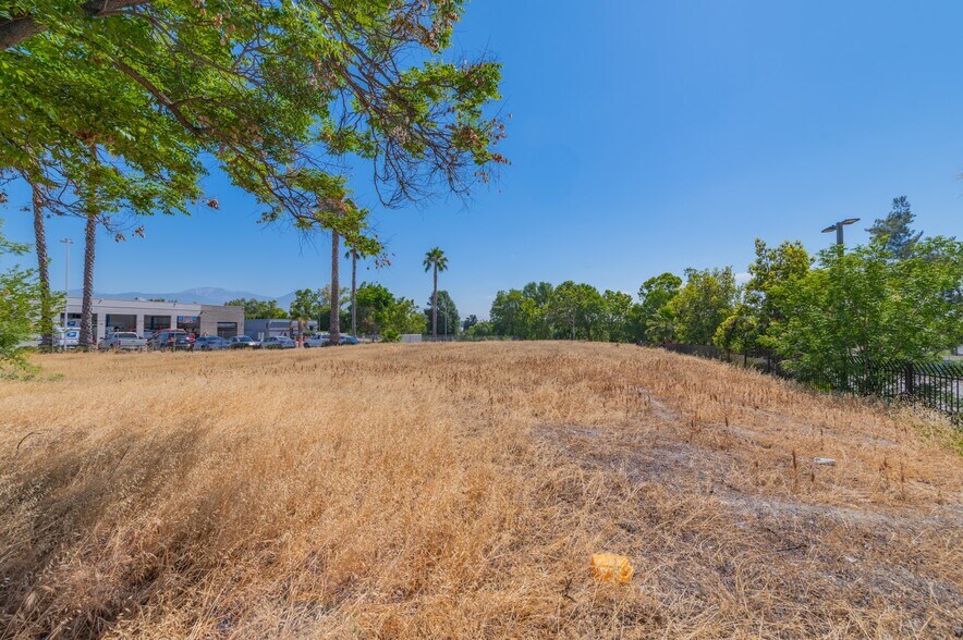 50 Auto Center dr, Pomona, CA à vendre - Photo de l’immeuble – Image 3 sur 14