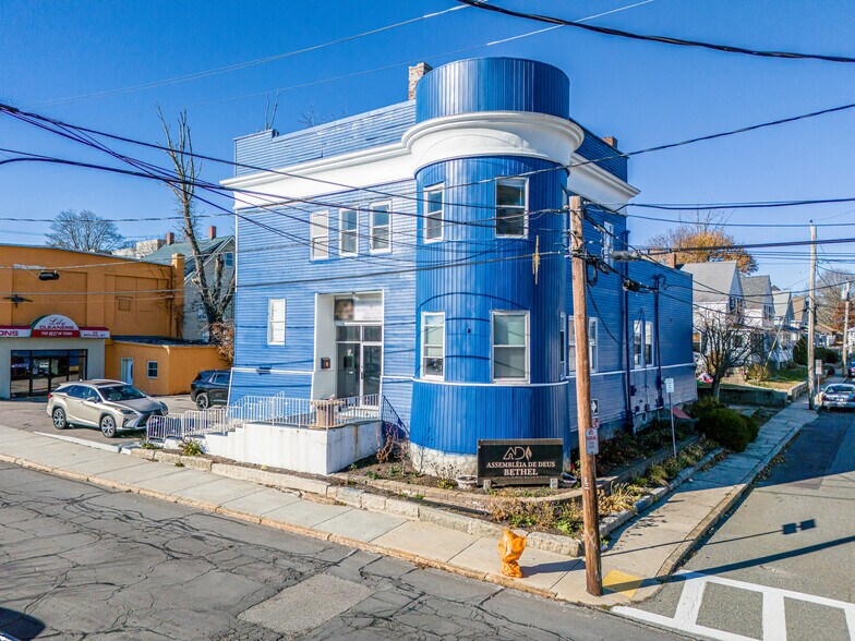 29 Spruce St, Milford, MA à vendre - Photo de l’immeuble – Image 2 sur 40