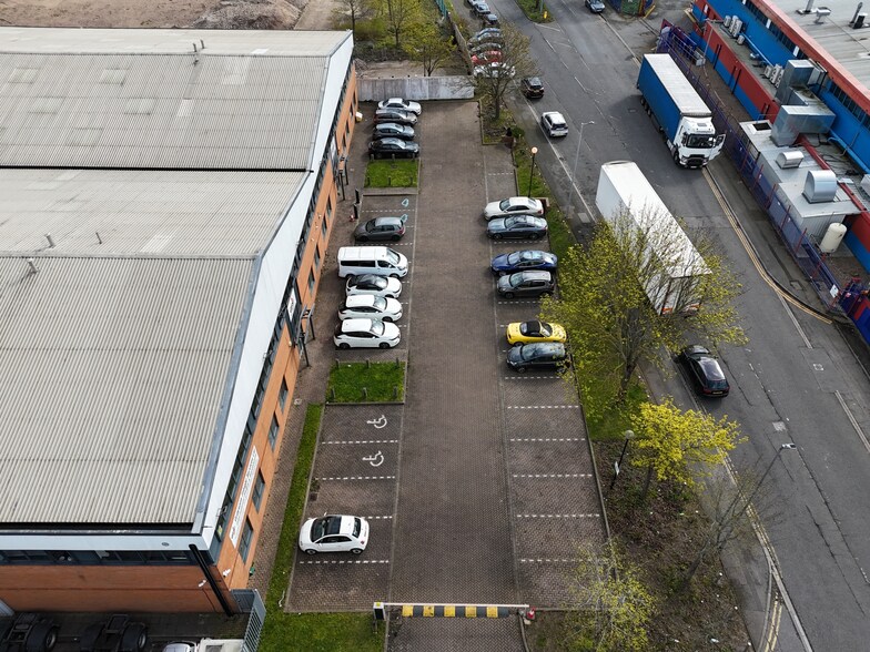 10 Laporte Way, Luton à louer - Photo de l’immeuble – Image 2 sur 5