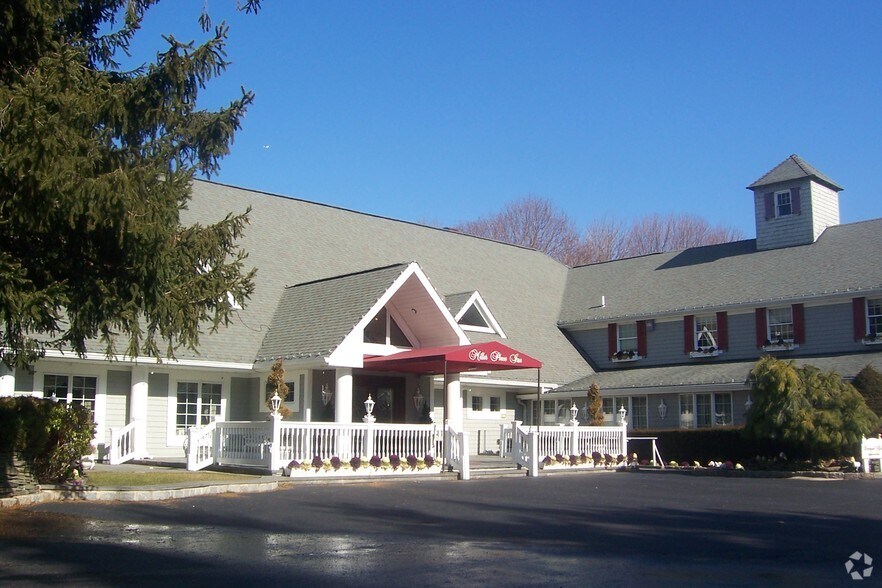 195 N Country Rd, Miller Place, NY à vendre - Photo de l’immeuble – Image 3 sur 22