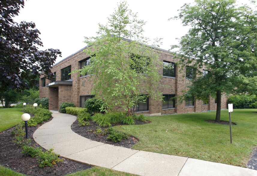 570 Oakwood Rd, Lake Zurich, IL à vendre - Photo de l’immeuble – Image 2 sur 10