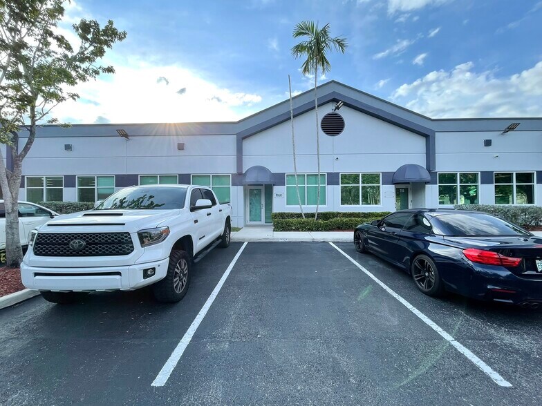 757 Shotgun Rd, Sunrise, FL à louer - Photo de l’immeuble – Image 1 sur 44