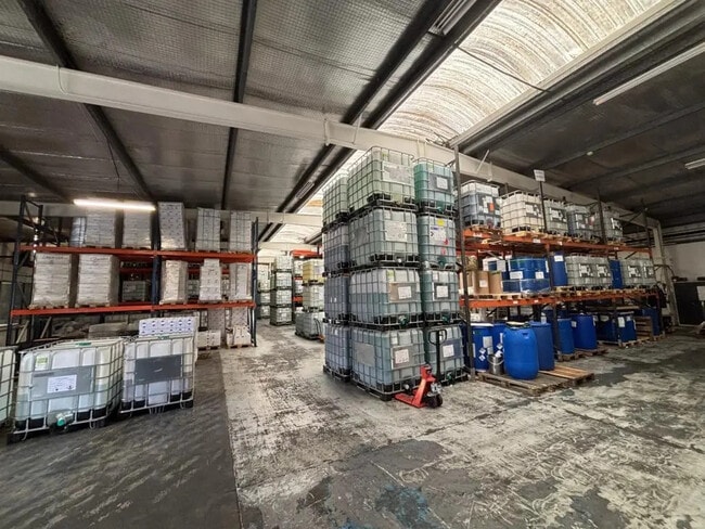 Plus de détails pour 3 Avenue Des Frênes, Montigny-le-Bretonneux - Industriel/Logistique à vendre