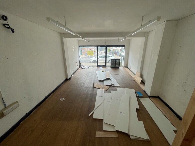 341-345 Lymington Rd, Christchurch à louer - Photo de l’immeuble – Image 3 sur 4