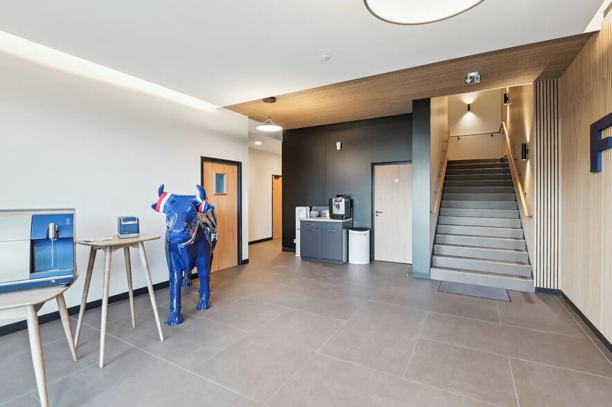 Local d’activités dans Nanterre à louer - Hall d’entrée – Image 3 sur 7