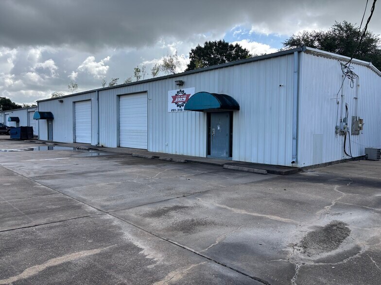 1126 County Road 129, Alvin, TX à louer - Photo de l’immeuble – Image 2 sur 8