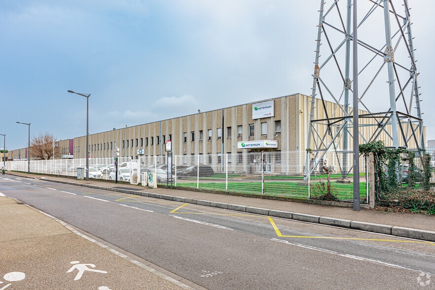Local d’activités dans Oullins-Pierre-Bénite à louer - Photo de l’immeuble – Image 2 sur 2