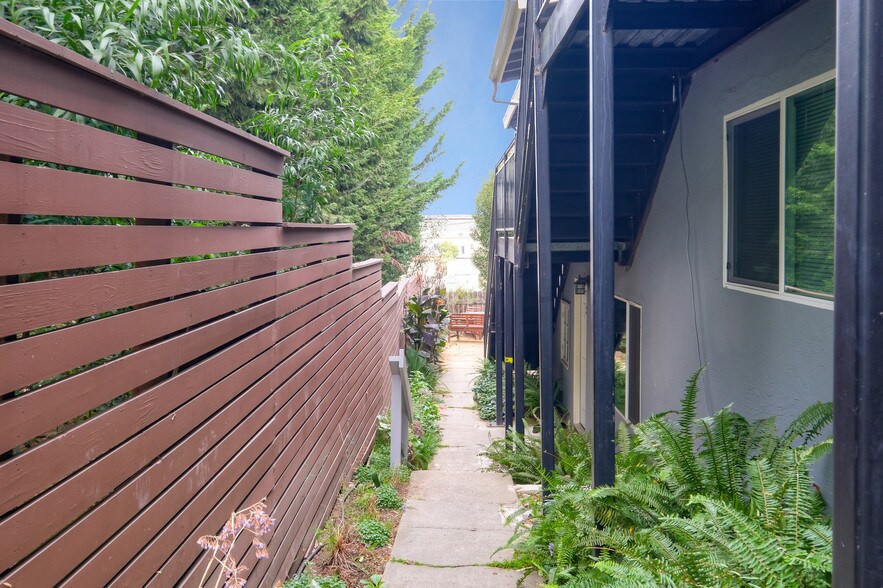 2443 Grande Vista Ave, Oakland, CA à vendre - Photo de l’immeuble – Image 2 sur 16