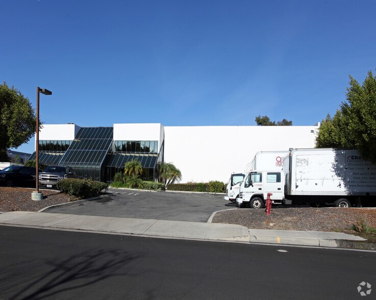 14 Vanderbilt, Irvine, CA à louer - Photo de l’immeuble – Image 3 sur 10