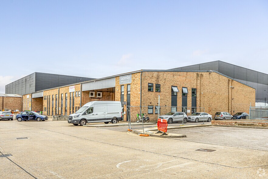 18-24 Whitby Ave, Londres à louer - Photo de l’immeuble – Image 3 sur 4