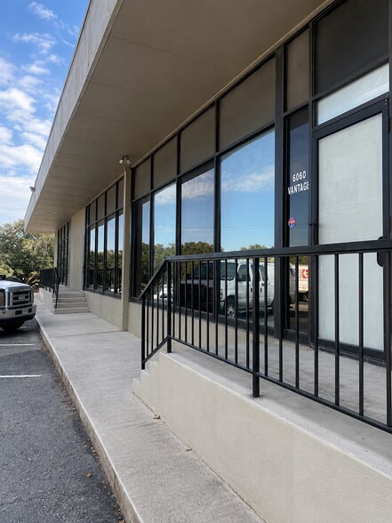 8027-8058 Pinebrook Dr, San Antonio, TX à louer - Photo de l’immeuble – Image 2 sur 6