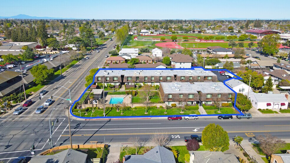 1301 W Lodi Ave, Lodi, CA à vendre - Photo de l’immeuble – Image 1 sur 11