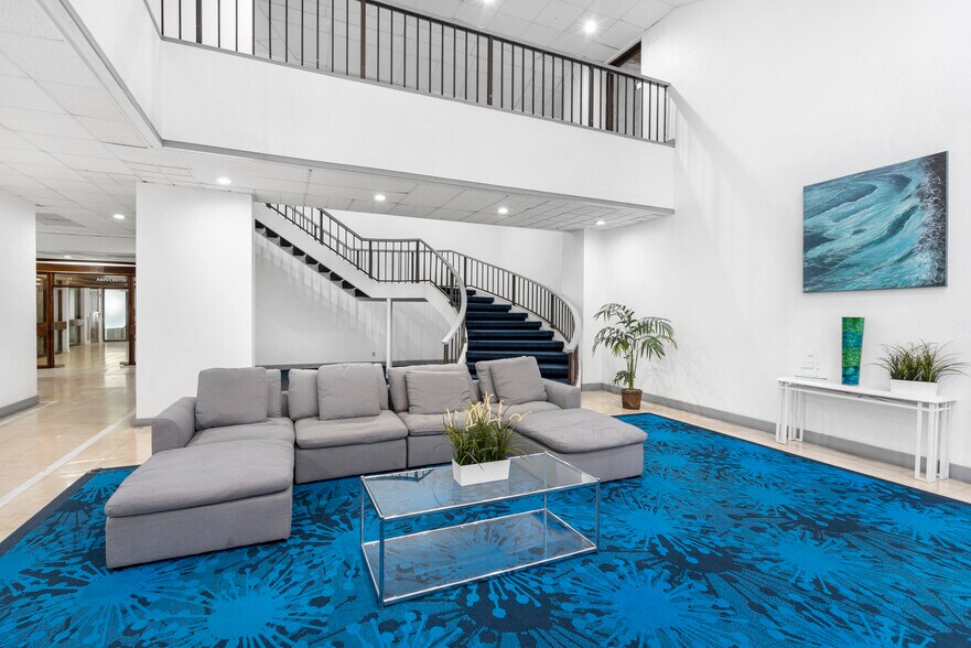 13499 Biscayne Blvd, Miami, FL à vendre - Hall d’entrée – Image 2 sur 16