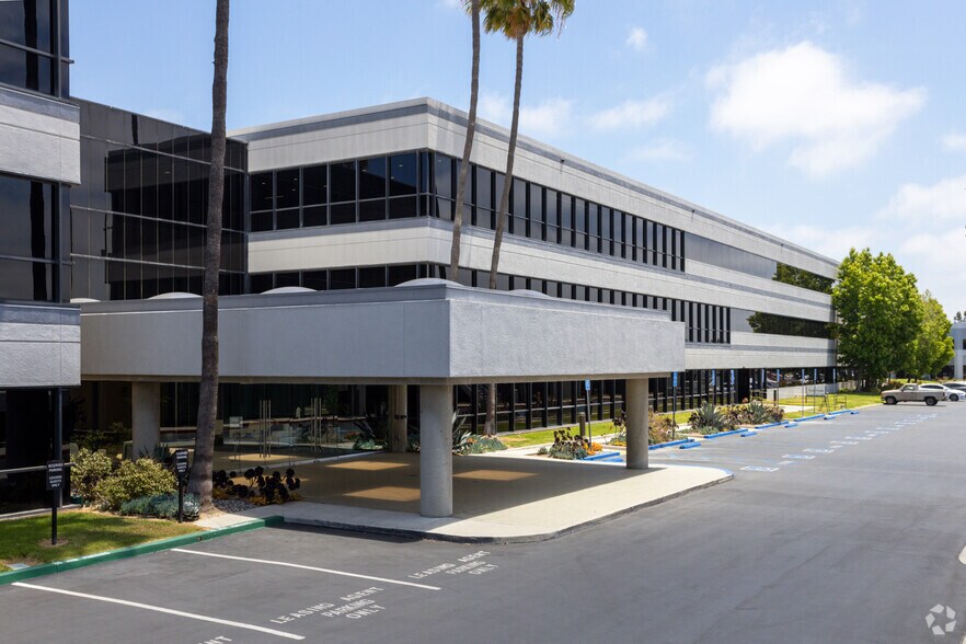 4900 Airport Plaza Dr, Long Beach, CA à vendre - Photo de l’immeuble – Image 3 sur 7
