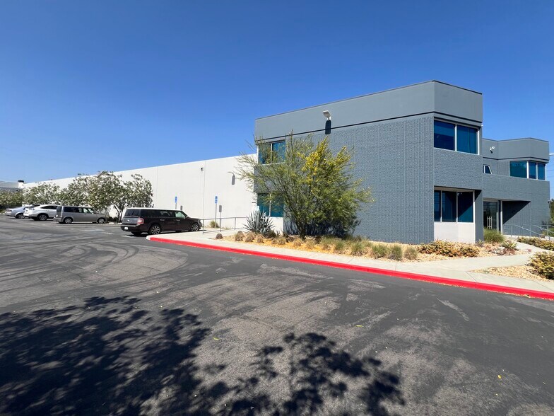 21123 Nordhoff St, Chatsworth, CA à louer - Photo de l’immeuble – Image 3 sur 27