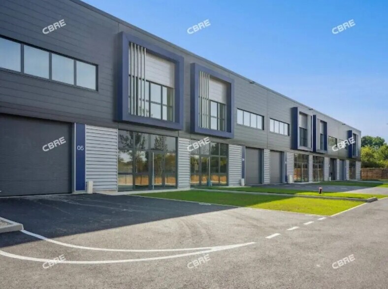 Local d’activités dans Villebon-sur-Yvette à louer - Photo de l’immeuble – Image 1 sur 9