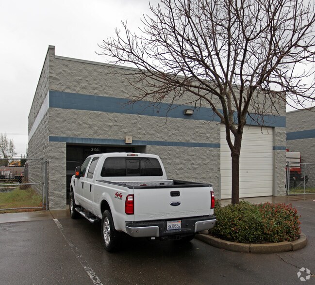 3193 Fitzgerald Rd, Rancho Cordova, CA à louer - Photo de l’immeuble – Image 2 sur 2