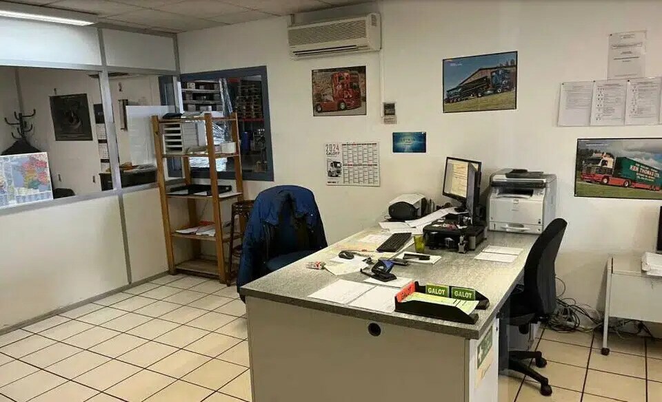 Local d’activités dans Genas à louer - Photo de l’immeuble – Image 3 sur 5