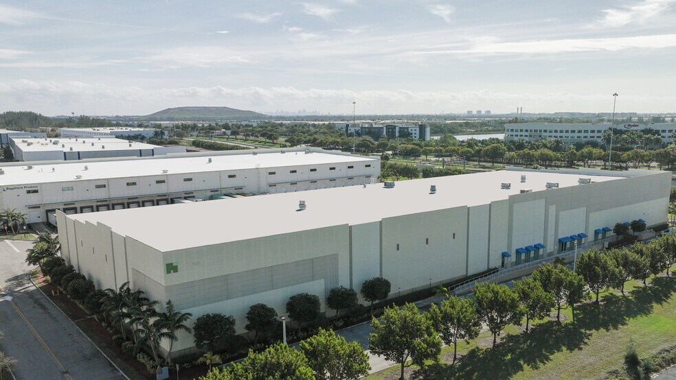 11601 NW 107th St, Miami, FL à louer - Photo de l’immeuble – Image 3 sur 25