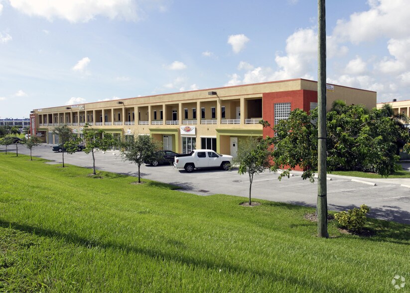 10675 SW 190th St, Miami, FL à louer - Photo de l’immeuble – Image 3 sur 7