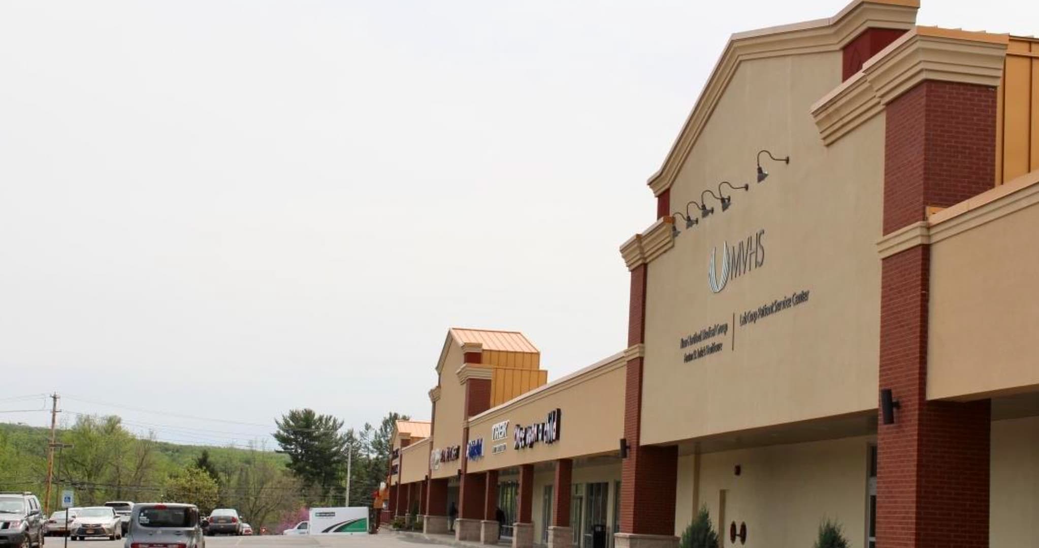 8411-8421 Seneca Tpke, New Hartford, NY à louer Photo de l’immeuble– Image 1 sur 2