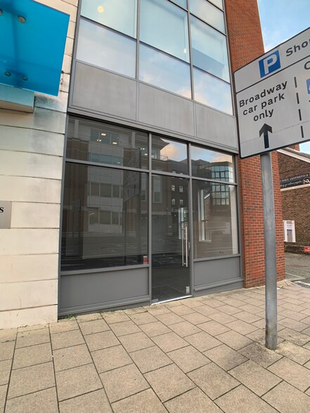 29-35 High St, Crawley à louer - Photo de l’immeuble – Image 2 sur 7