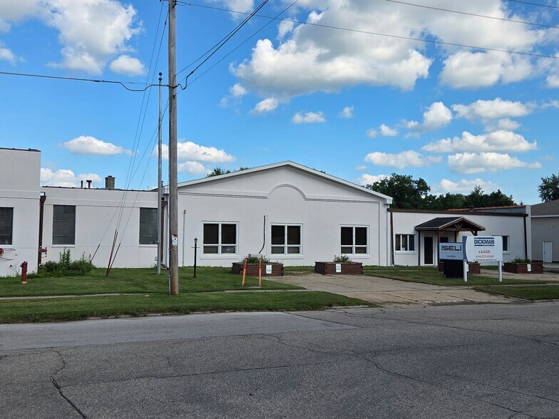 402 N Main St, Walworth, WI à louer - Photo de l’immeuble – Image 2 sur 7