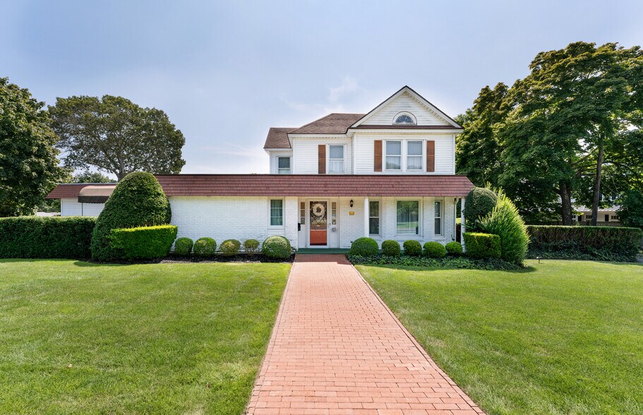 94 E Montauk 1 Hwy, Hampton Bays, NY à vendre - Photo de l’immeuble – Image 2 sur 41