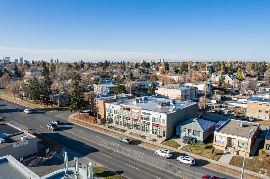 2705 Centre St NW, Calgary, AB à louer - Aérien – Image 2 sur 7