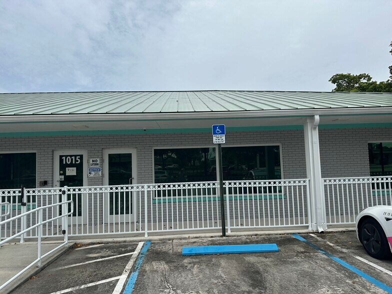 1015 10th St, Lake Park, FL à louer - Photo de l’immeuble – Image 2 sur 26