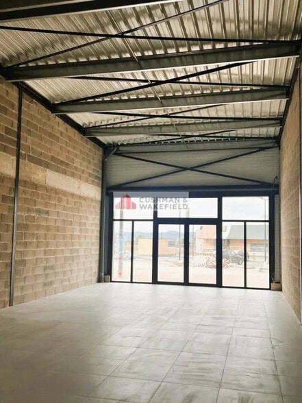 Local commercial dans Langlade à louer - Photo intérieure – Image 3 sur 3