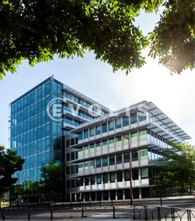 Plus de détails pour 8 Avenue De Lunca, Montigny-le-Bretonneux - Bureau à louer