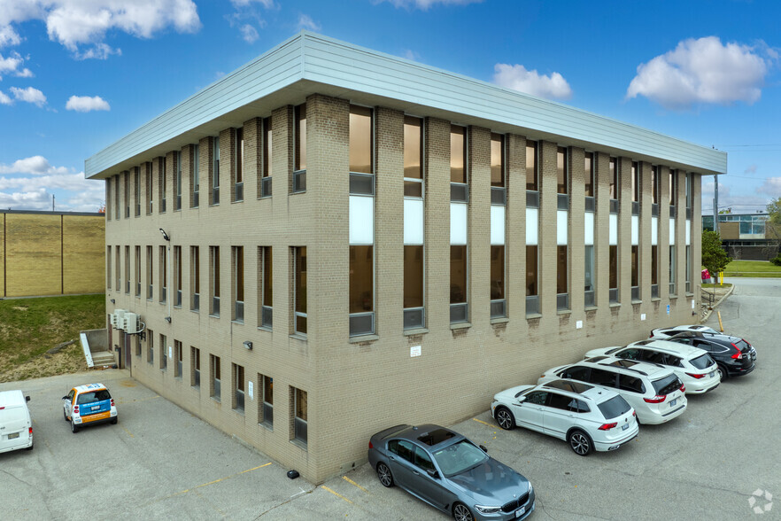 111 Railside Rd, Toronto, ON à vendre - Photo de l’immeuble – Image 2 sur 5