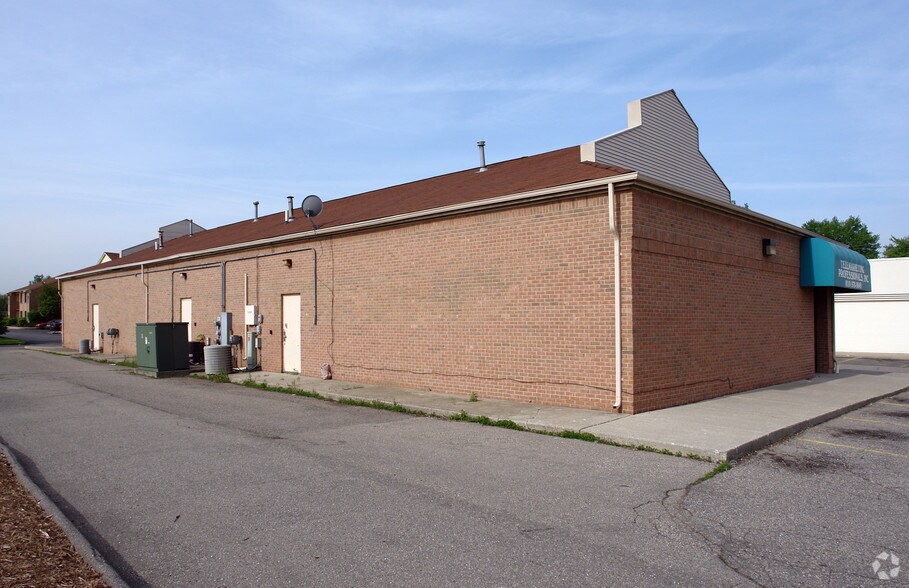 6380 E 14 Mile Rd, Warren, MI à louer - Photo de l’immeuble – Image 3 sur 5