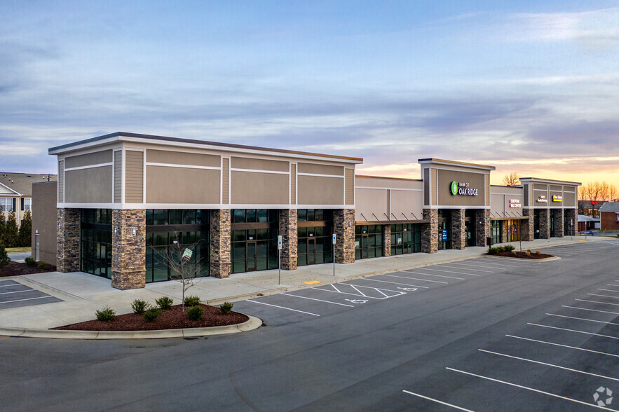 2513 Eastchester Dr, High Point, NC à louer - Photo de l’immeuble – Image 2 sur 14