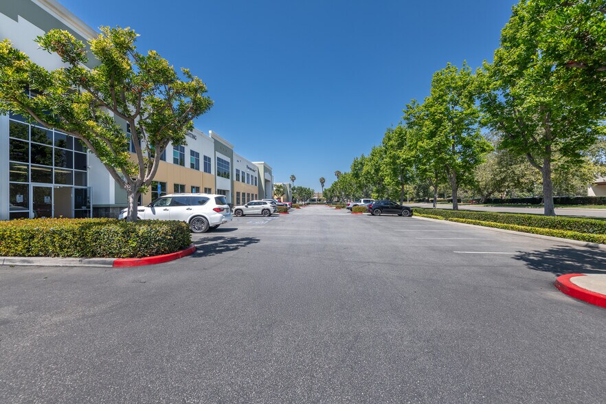 4750 Calle Carga, Camarillo, CA à vendre - Photo de l’immeuble – Image 2 sur 14